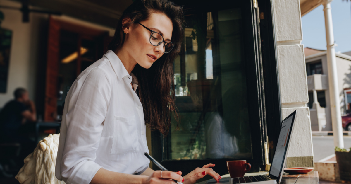 woman on laptop in coffee shop